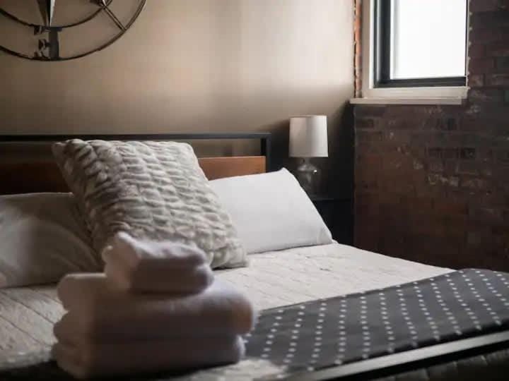Lakefront Loft - Walk 2 First Energy x Progressive Apartment in Ohio City