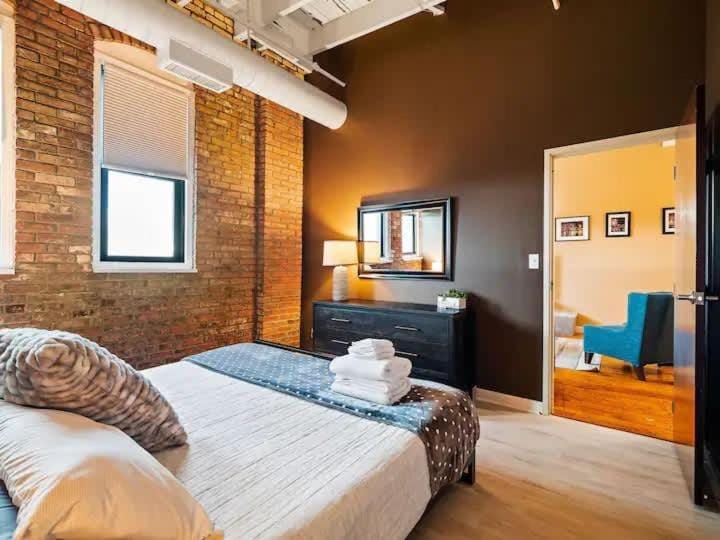 Lakefront Loft - Walk 2 First Energy x Progressive Apartment in Ohio City