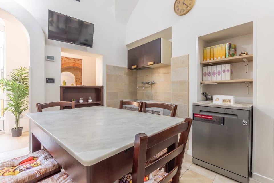 TV and multimedia, Kitchen or kitchenette, Dining area, dishwasher, oven, stove