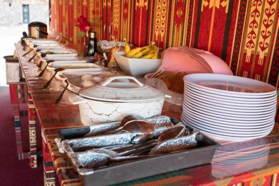 Restaurant/places to eat, People, Living room, Lounge or bar, Food and drinks, Banquet/Function facilities, Seating area, Food, Drinks, group of guests