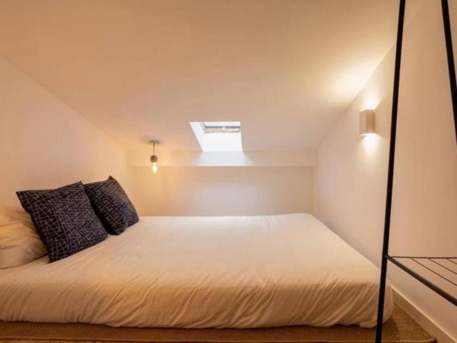 Vita Portucale ! Santos Loft Mezzanine Apartment in Lisbon