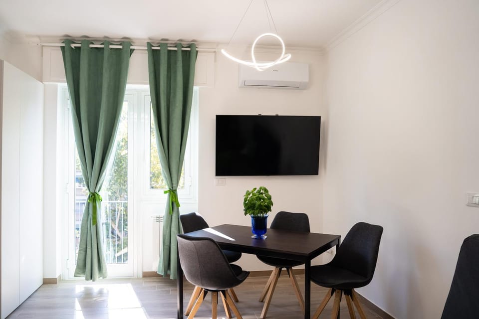 TV and multimedia, Living room, Seating area, Dining area, Evening entertainment, air conditioner
