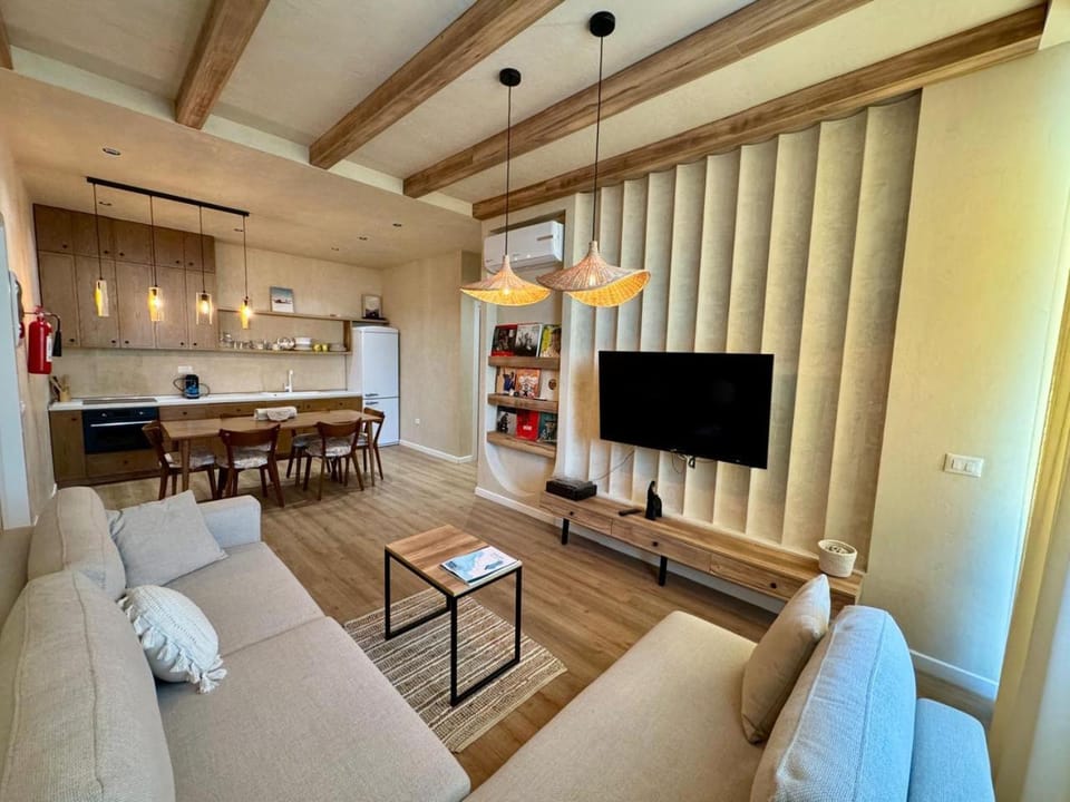 TV and multimedia, Kitchen or kitchenette, Living room, Seating area, Dining area