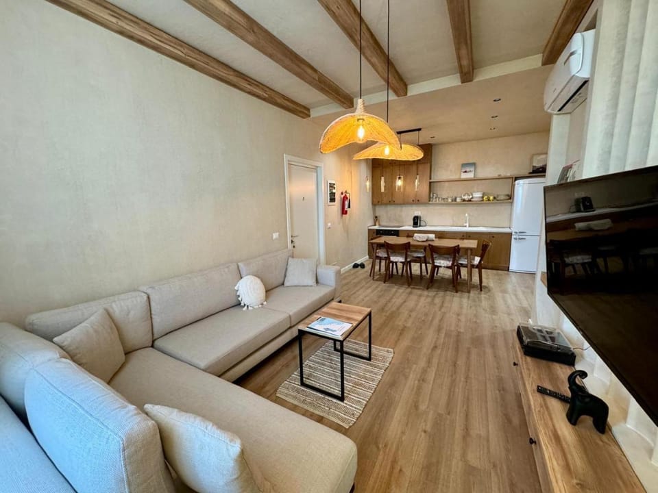 Kitchen or kitchenette, Living room, Seating area, Dining area, stove