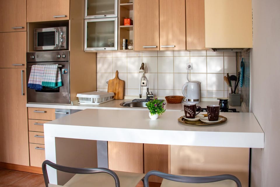 Kitchen or kitchenette, Dining area, stove
