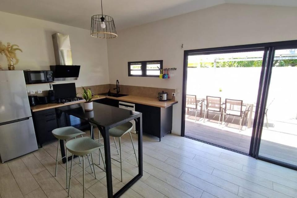 Kitchen or kitchenette, minibar