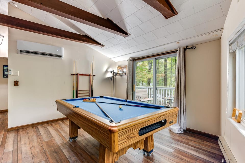 Home w/ Hot Tub & Arrowhead Lake Community Perks! House in Coolbaugh Township