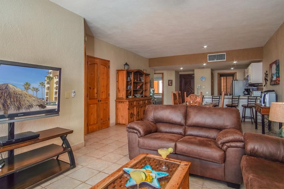 TV and multimedia, Kitchen or kitchenette, Living room, Seating area, Dining area