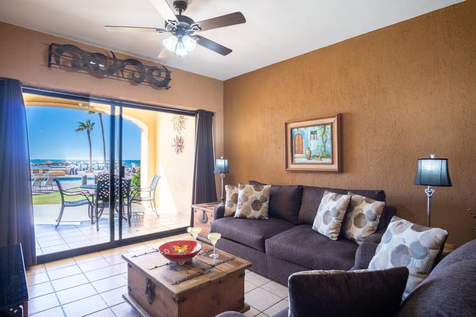Day, Balcony/Terrace, Living room, Seating area, Dining area