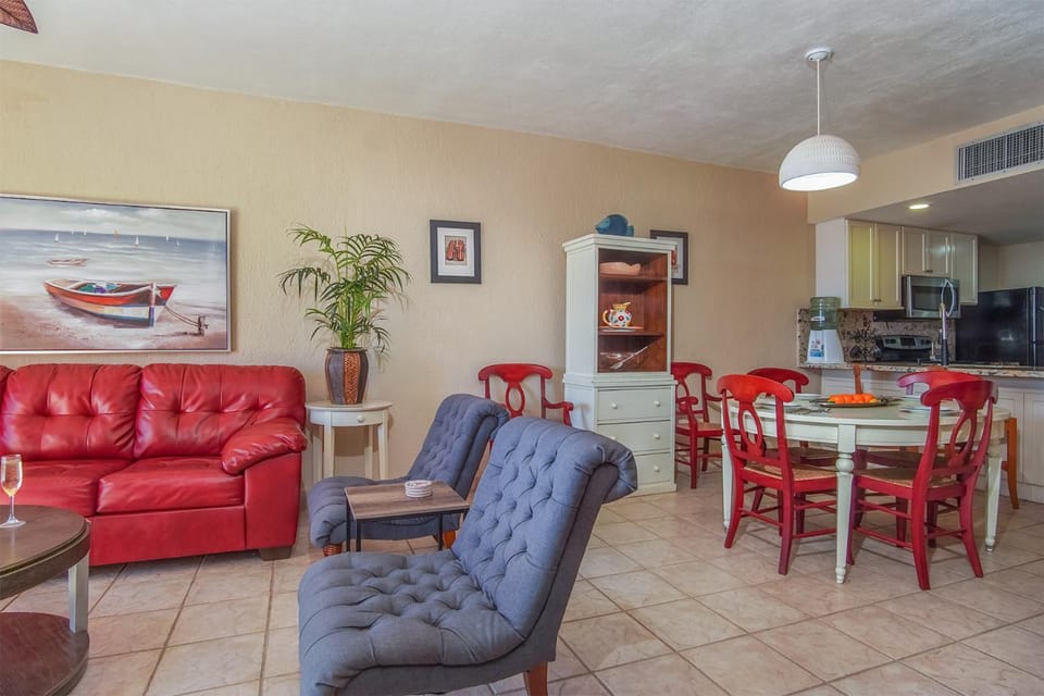 Kitchen or kitchenette, Living room, Seating area, Dining area