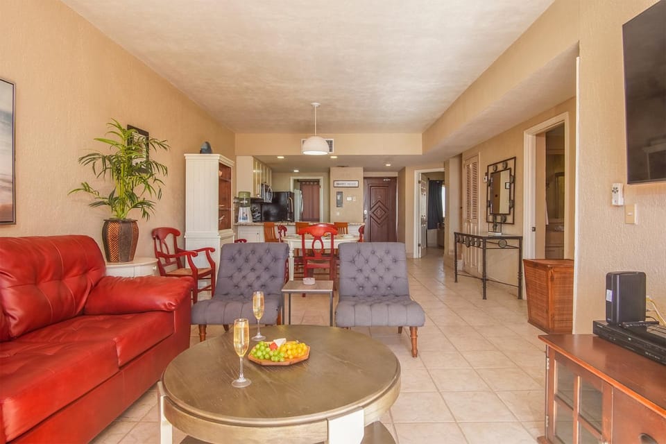 TV and multimedia, Kitchen or kitchenette, Living room, Seating area, Dining area