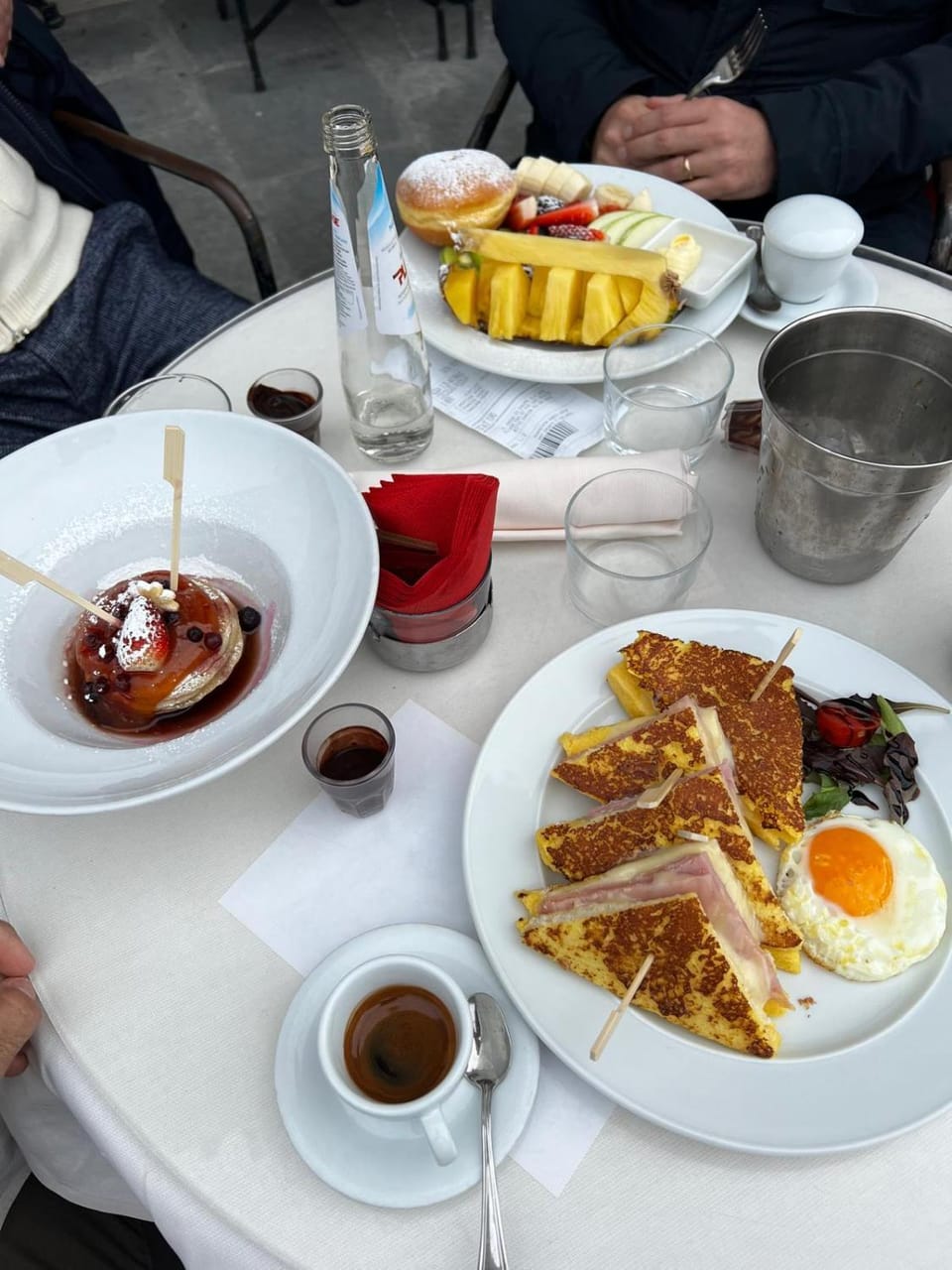 Breakfast, Continental breakfast, Italian breakfast, English/Irish breakfast, American breakfast, Dinner, Drinks