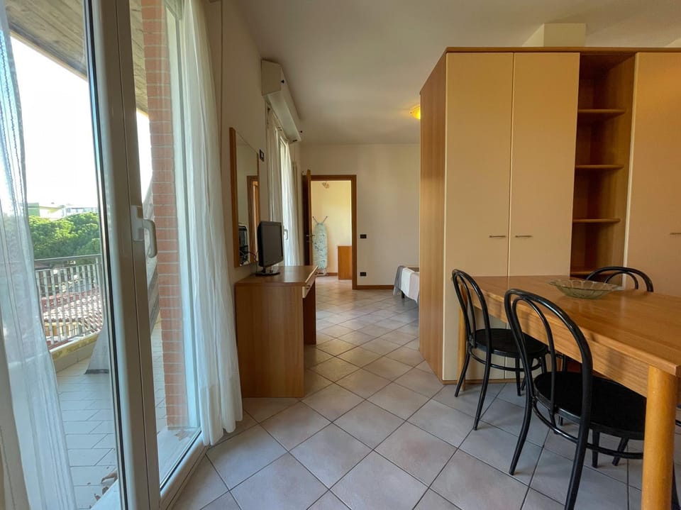 TV and multimedia, Kitchen or kitchenette, Living room, Seating area, Dining area