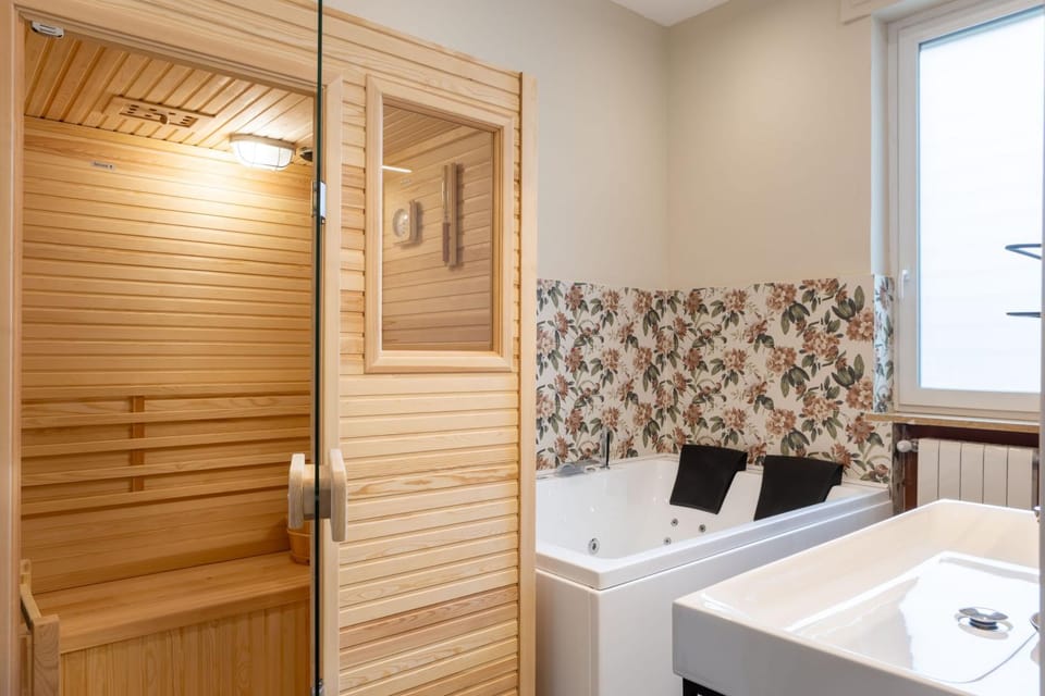 Hot Tub, Sauna