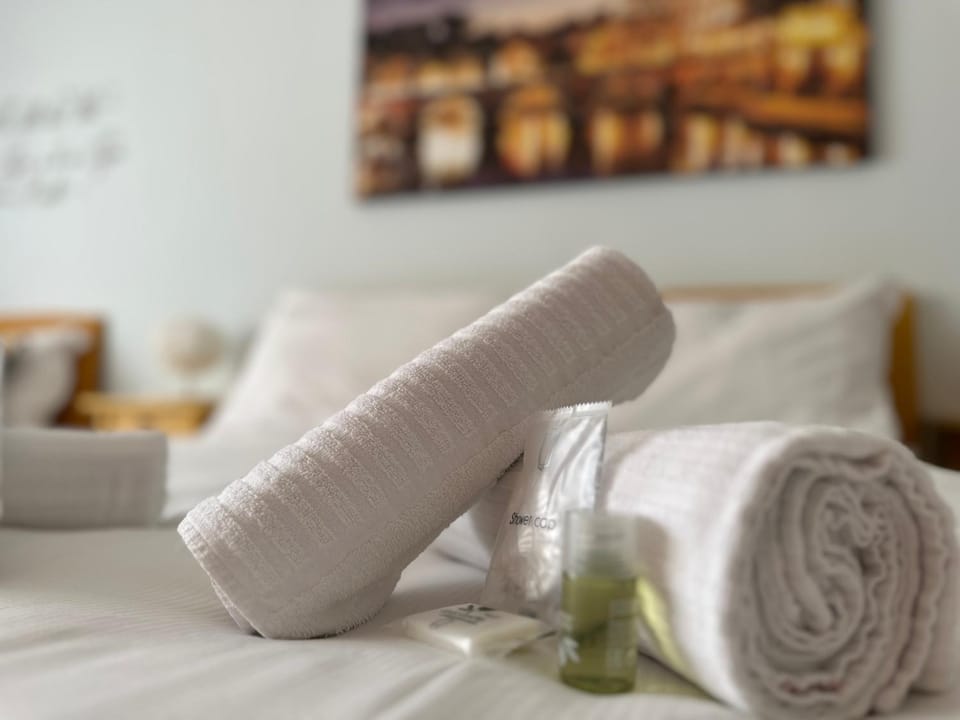 Bed, Bedroom, towels