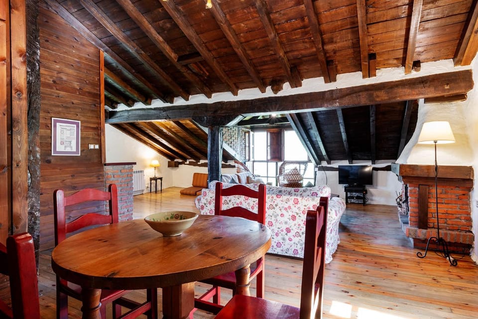 Living room, Seating area, Dining area, fireplace