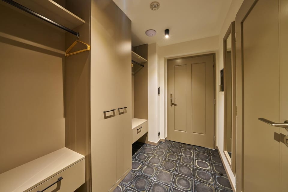 Photo of the whole room, Bedroom, wardrobe