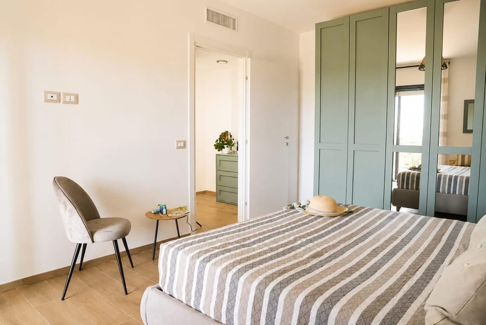 Bed, Photo of the whole room, Bedroom, wardrobe