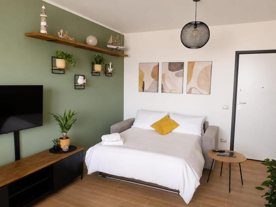 Bed, TV and multimedia, Living room