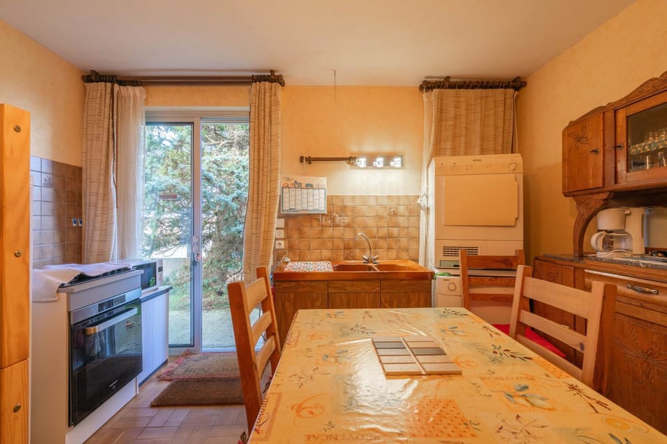 Property building, Kitchen or kitchenette, Living room