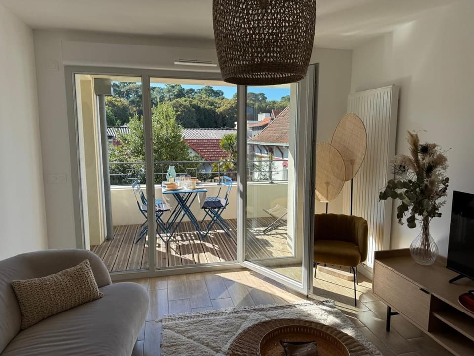 Communal lounge/ TV room, Balcony/Terrace, Living room, Seating area