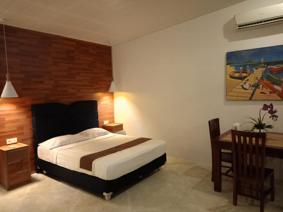 Bed, Seating area, Bedroom, air conditioner