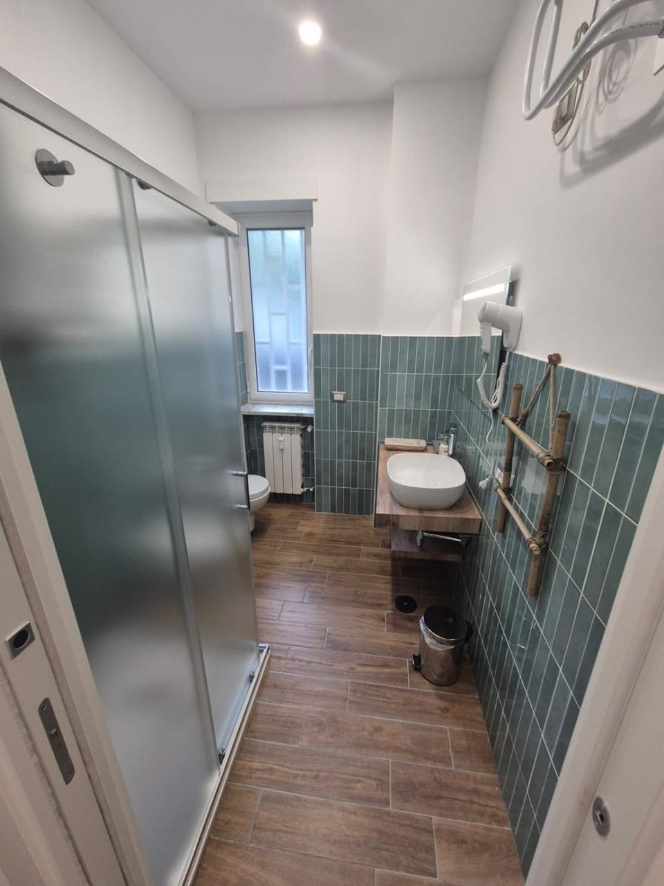 Shower, Toilet, bidet, Internal: Not applicable to any particular room
