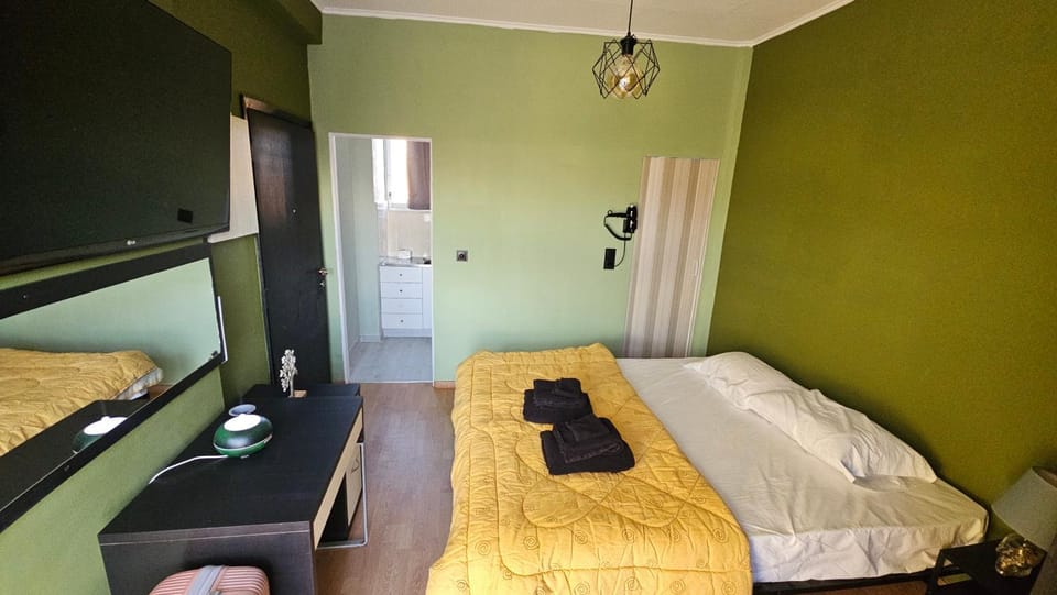 Bed, TV and multimedia, Bedroom, towels