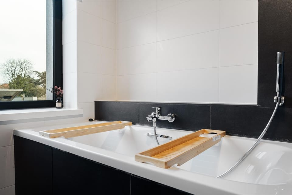 Elegant & Spacious House close to Center House in Flanders