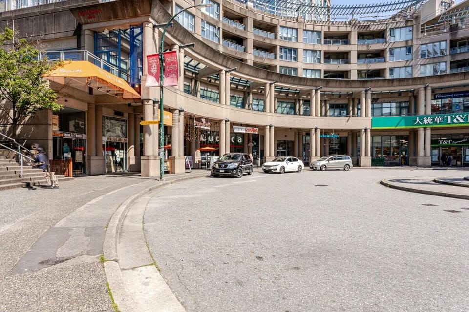 Luxury 2 Bed 2 Bath Condo Downtown Vancouver with Free Parking Apartment in Vancouver
