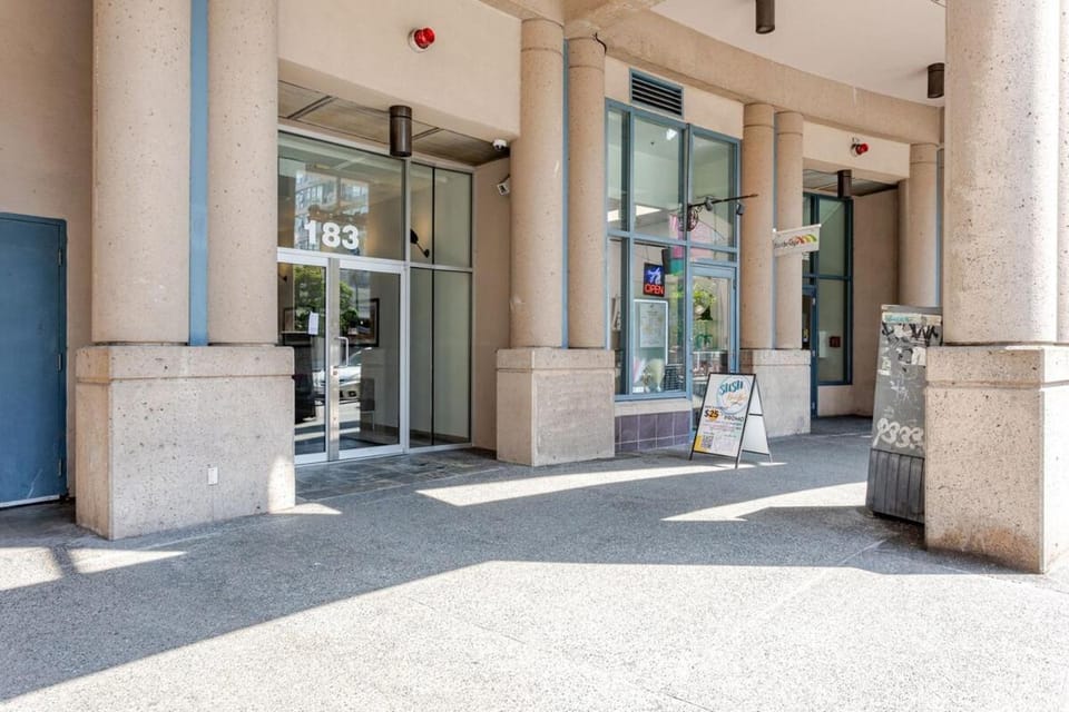 Luxury 2 Bed 2 Bath Condo Downtown Vancouver with Free Parking Apartment in Vancouver