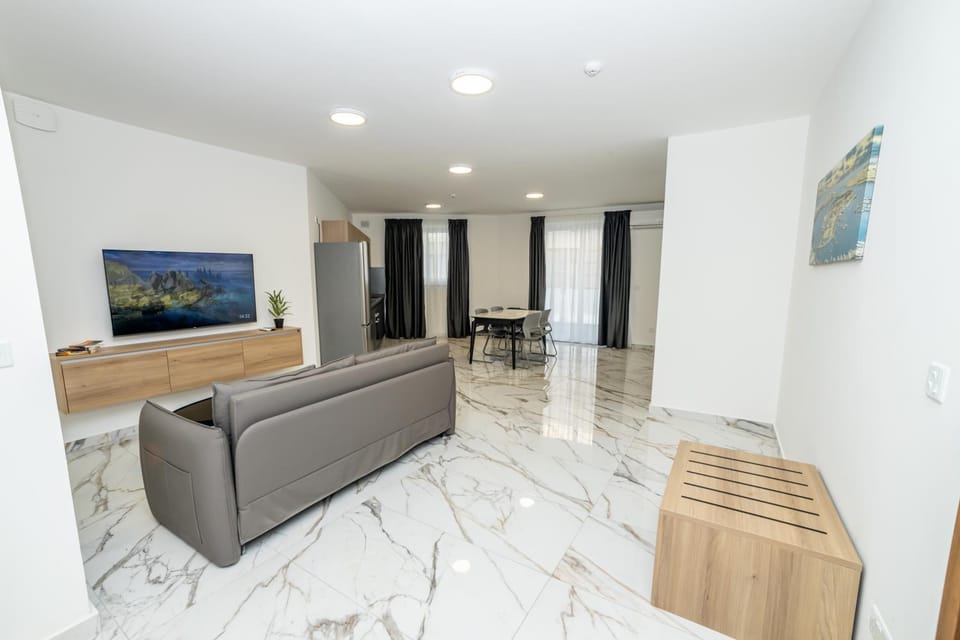 Modern 2-Bedroom Apartment with Terrace - by HostMT Apartment in Saint Paul's Bay