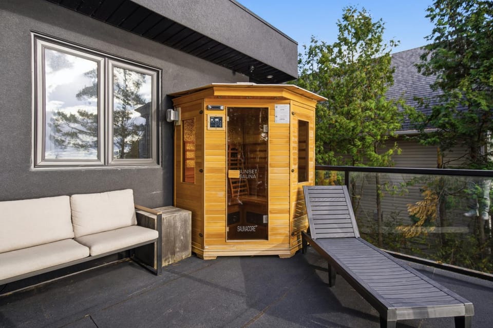 Sauna, Balcony/Terrace, Seating area, Garden view