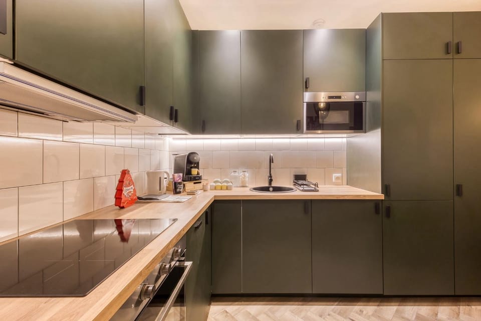 Kitchen or kitchenette, dishwasher, stove