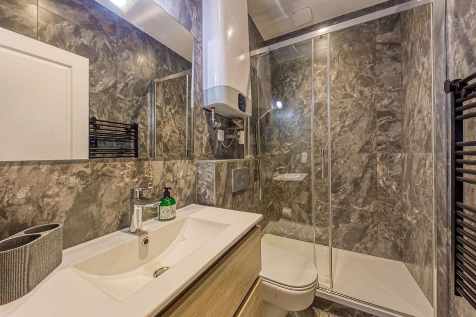 Shower, Toilet, towels