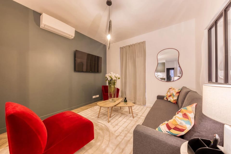 TV and multimedia, Living room, Seating area, air conditioner