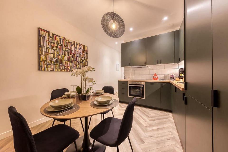 Kitchen or kitchenette, Seating area, Dining area, oven