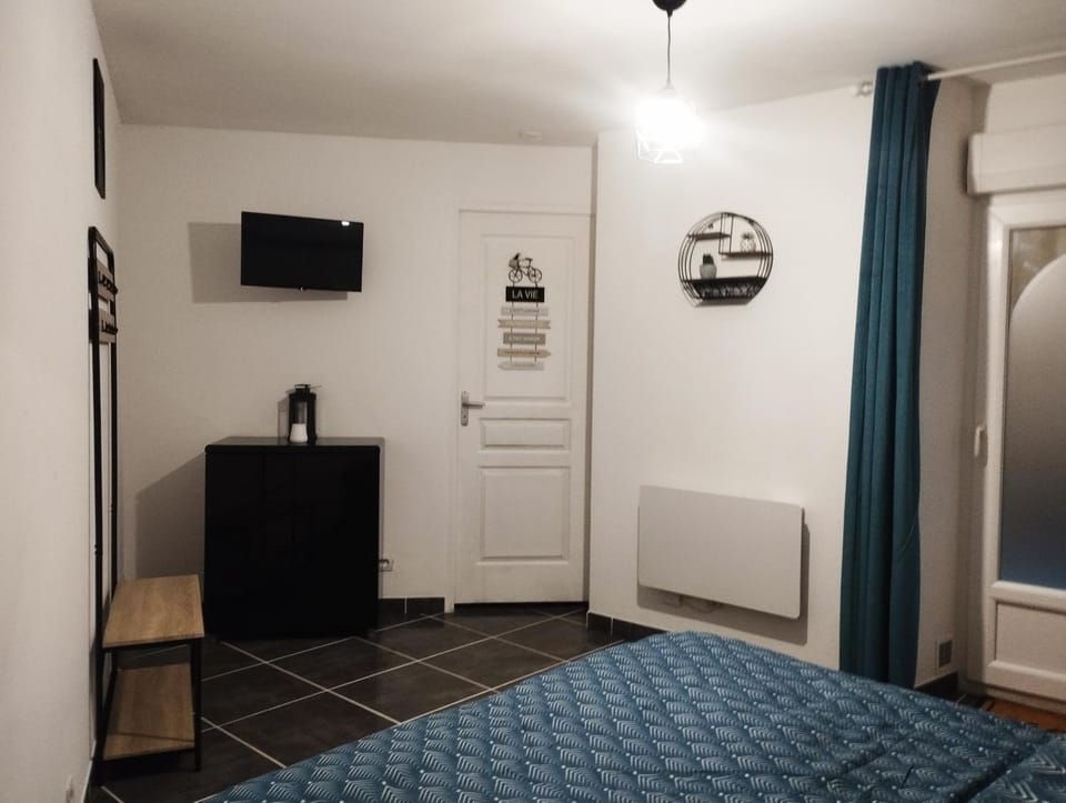 Bed, TV and multimedia, Photo of the whole room, Bedroom, internet