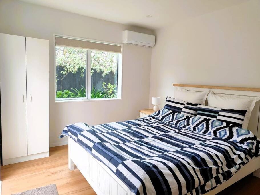 Bed, Bedroom, air conditioner