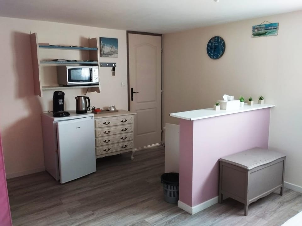 Coffee/tea facilities, microwave