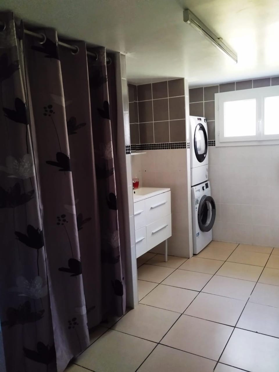 Shower, Toilet, Bathroom, towels, washing machine, dryer