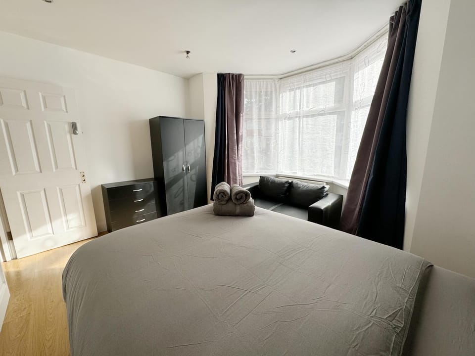 Budget Double Room in Acton, Near Central London & Heathrow Vacation rental in London Borough of Ealing