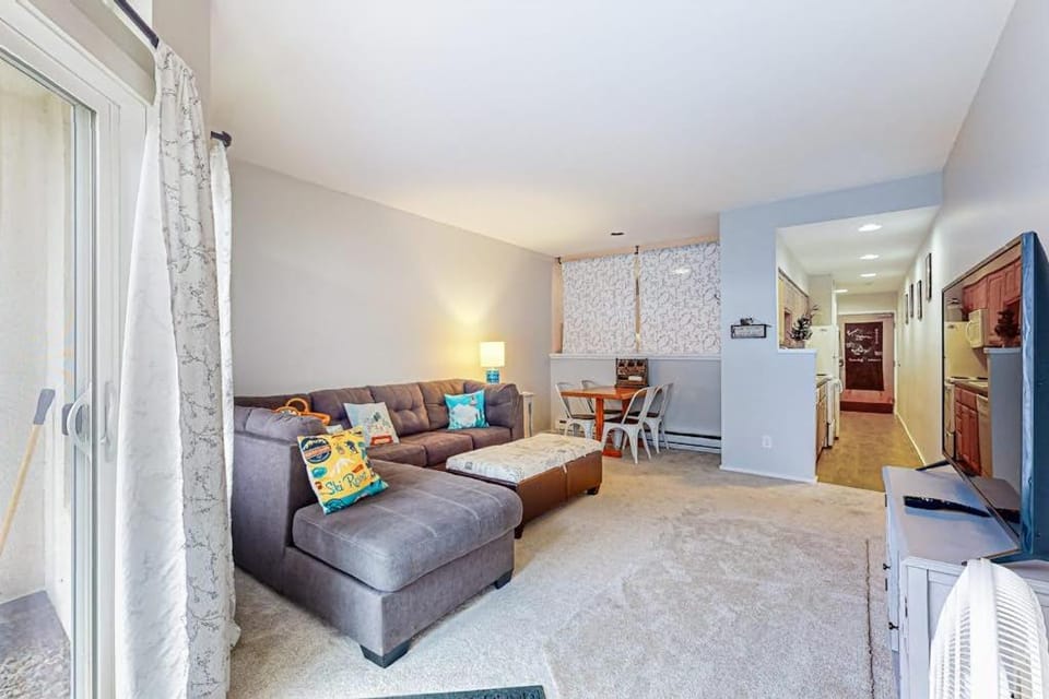 Village Gate 102 Apartment in Warren