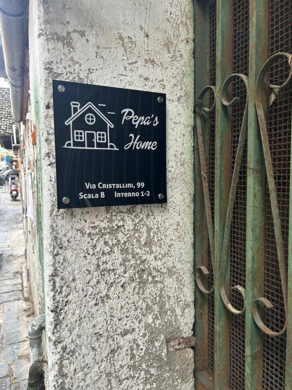 Day, Logo/Certificate/Sign, Text overlay, Street view