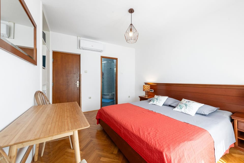 Bed, Photo of the whole room, Seating area, air conditioner