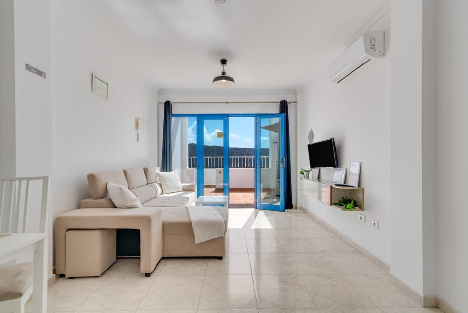 TV and multimedia, Living room, Seating area, air conditioner