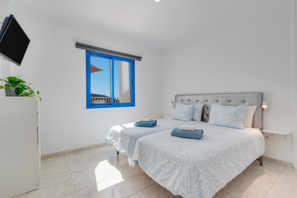 Bed, TV and multimedia, Bedroom, towels