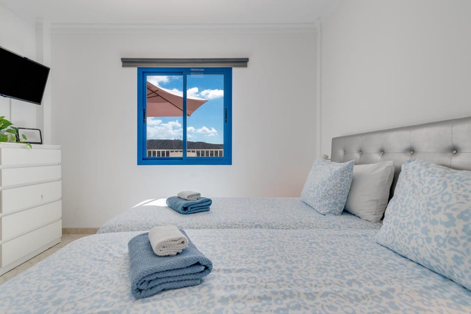 Bed, TV and multimedia, Bedroom, towels