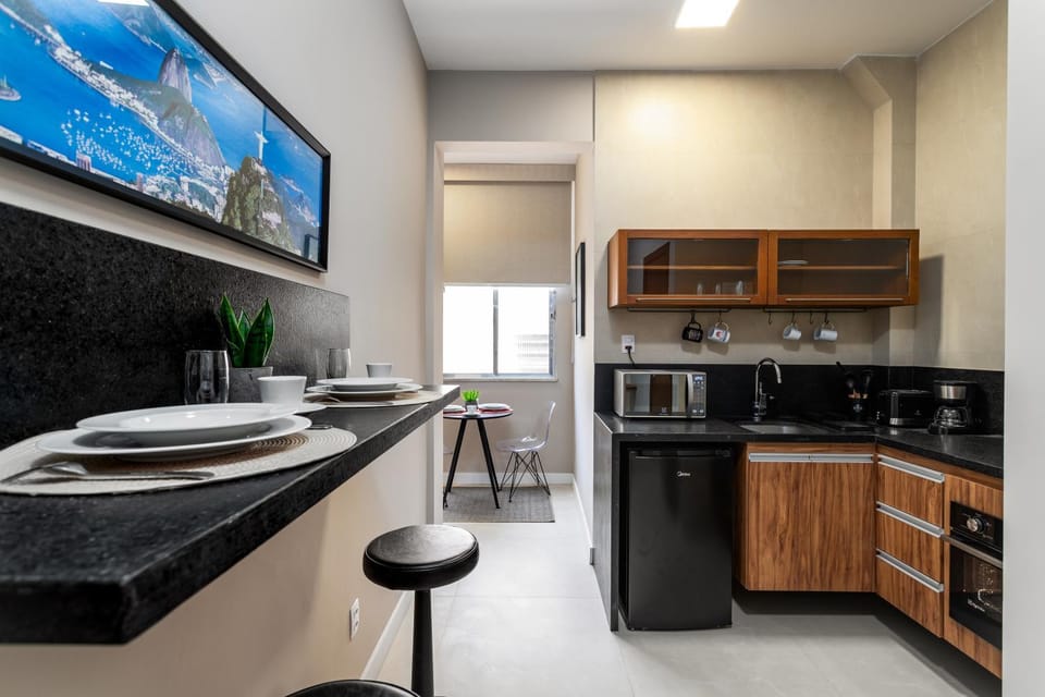 Kitchen or kitchenette, minibar, oven, stove, toaster