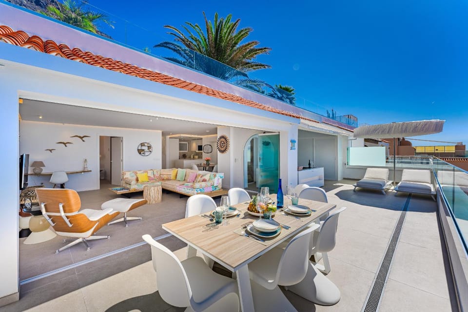 Patio, Day, Hot Tub, Solarium, Balcony/Terrace, Living room, Seating area, Dining area, Sea view, sunbed